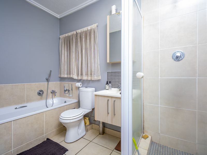 Garden apartment in Sunset Boulevard, Lonehill - Photo 6