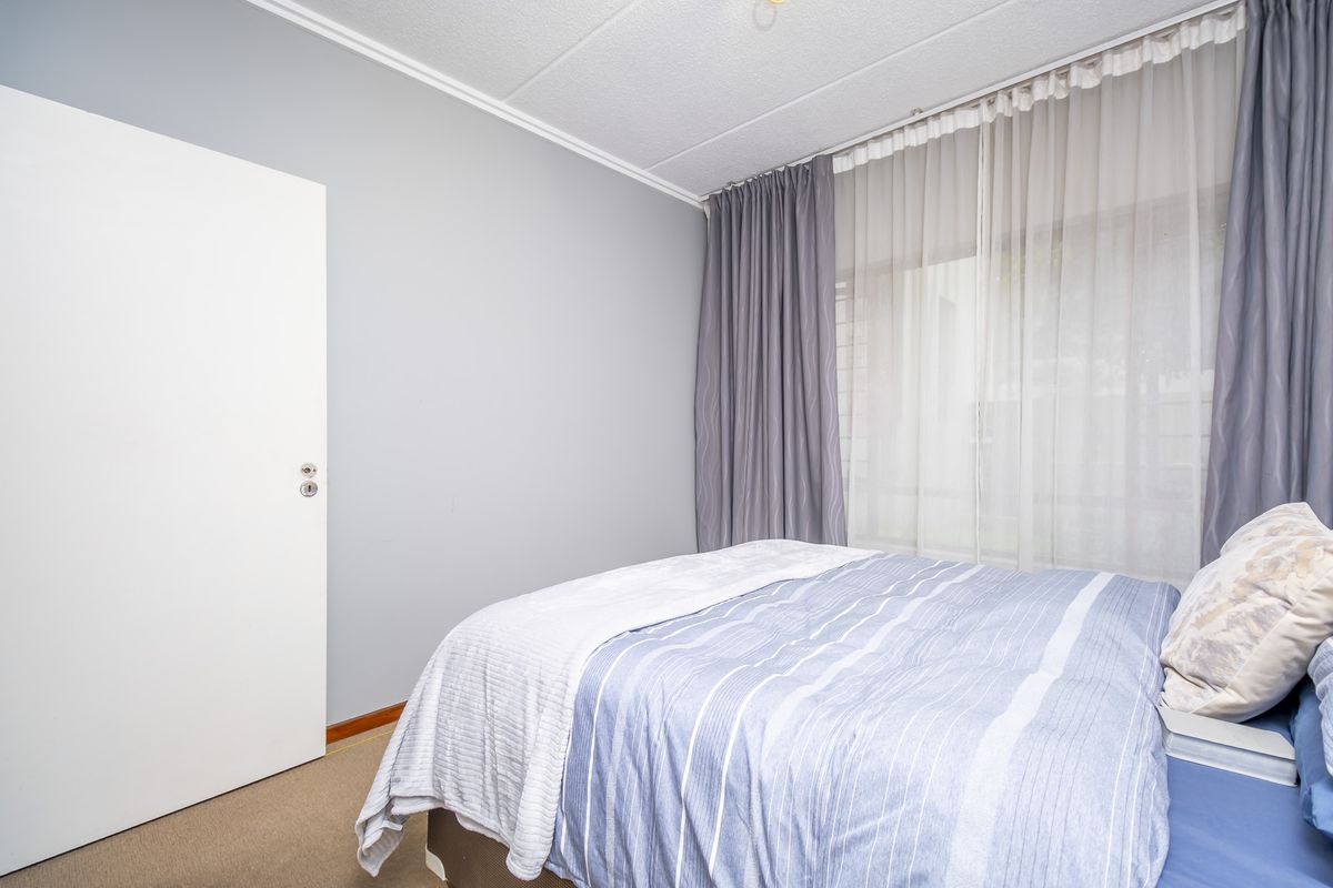 Garden apartment in Sunset Boulevard, Lonehill - Photo 4