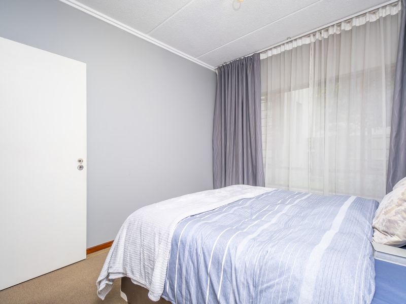 Garden apartment in Sunset Boulevard, Lonehill - Photo 4