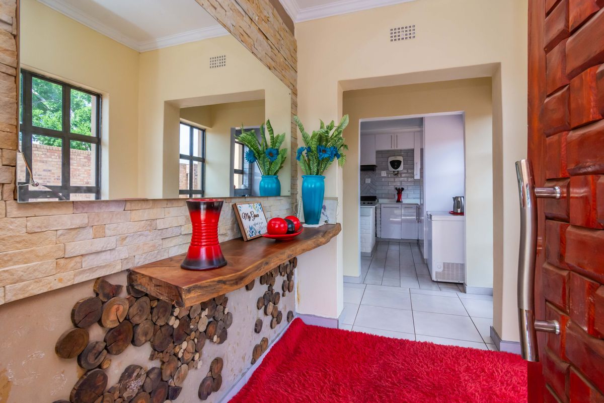 Main House with 4 Beds Plus a 2-Bedroom Cottage – Perfect for Extended Family - Photo 3