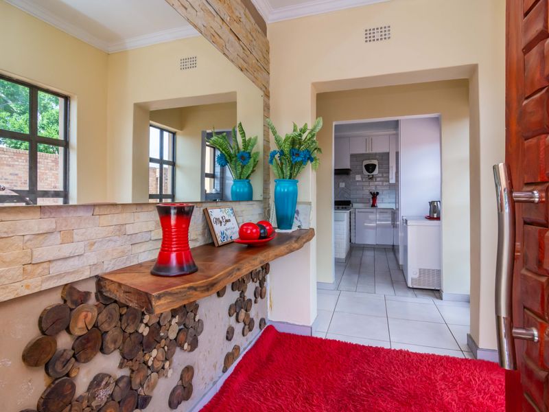 Main House with 4 Beds Plus a 2-Bedroom Cottage – Perfect for Extended Family - Photo 3