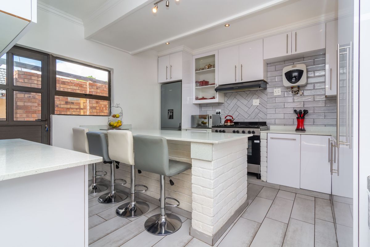 Main House with 4 Beds Plus a 2-Bedroom Cottage – Perfect for Extended Family - Photo 4