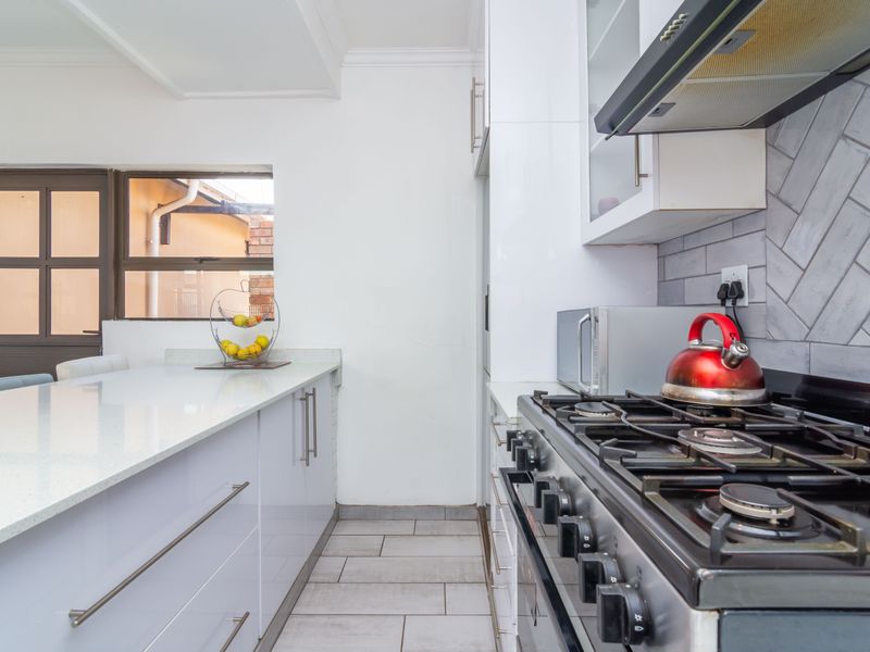 Main House with 4 Beds Plus a 2-Bedroom Cottage – Perfect for Extended Family - Photo 10