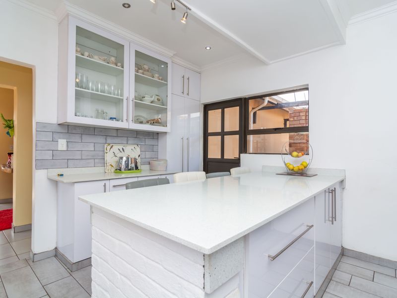 Main House with 4 Beds Plus a 2-Bedroom Cottage – Perfect for Extended Family - Photo 8