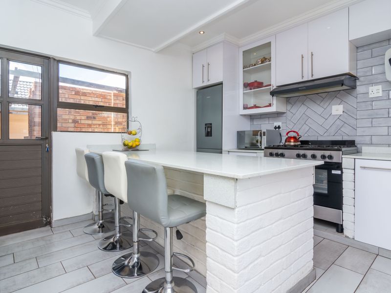 Main House with 4 Beds Plus a 2-Bedroom Cottage – Perfect for Extended Family - Photo 6