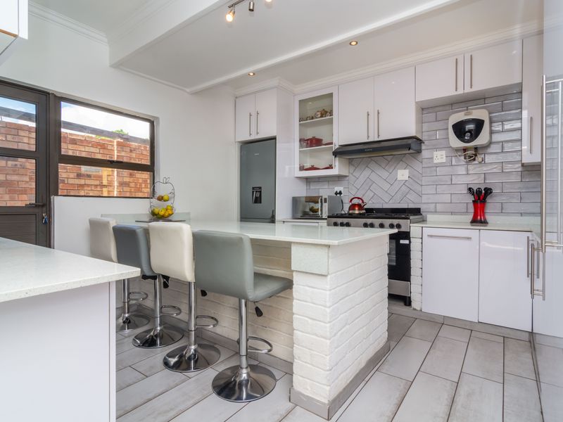 Main House with 4 Beds Plus a 2-Bedroom Cottage – Perfect for Extended Family - Photo 5