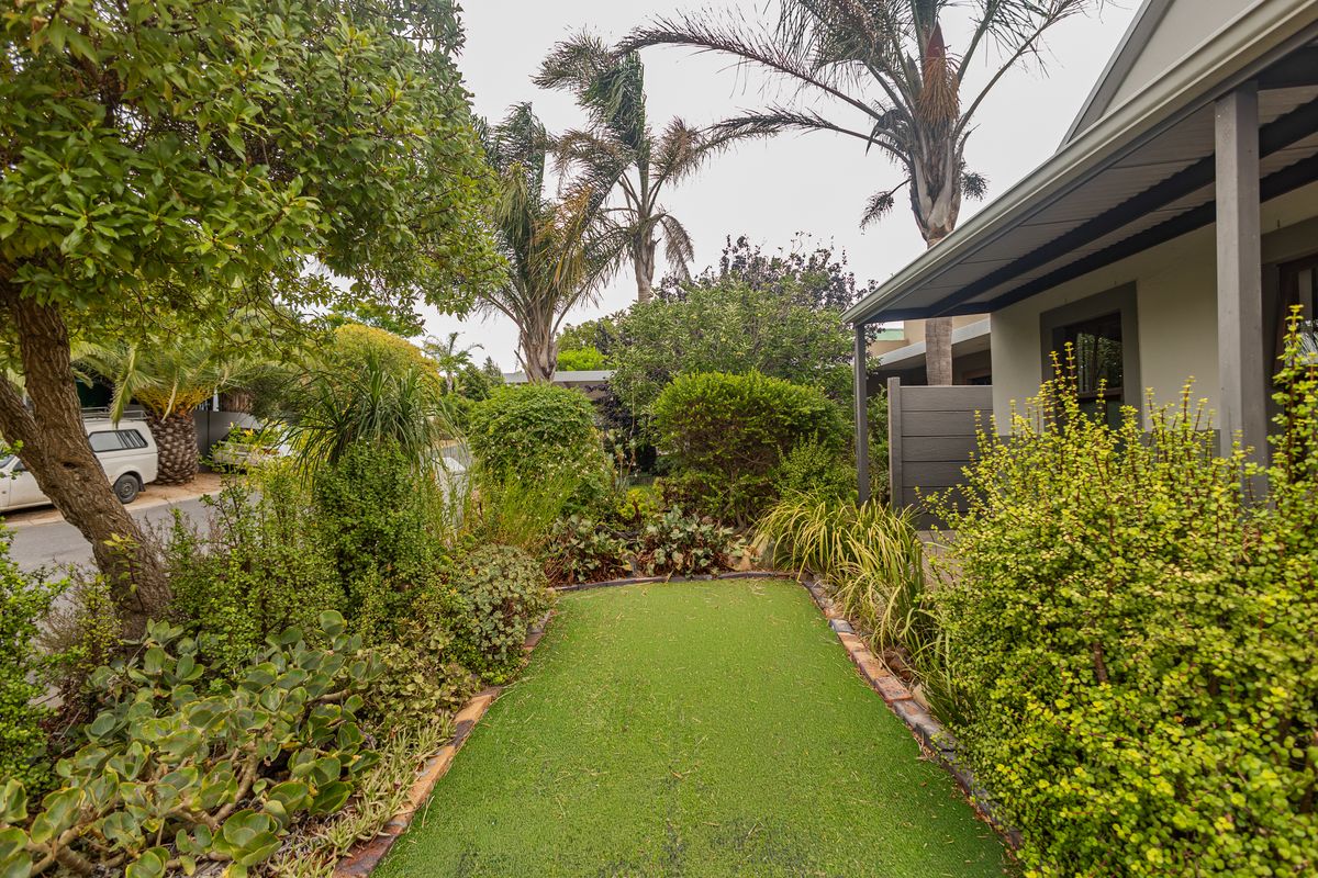 Charming 3 bedroom home with double garage and enclosed back garden - Photo 3