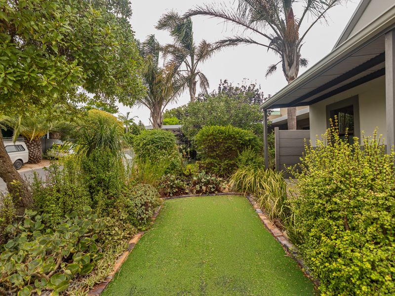 Charming 3 bedroom home with double garage and enclosed back garden - Photo 3