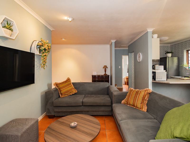 Charming 3 bedroom home with double garage and enclosed back garden - Photo 9