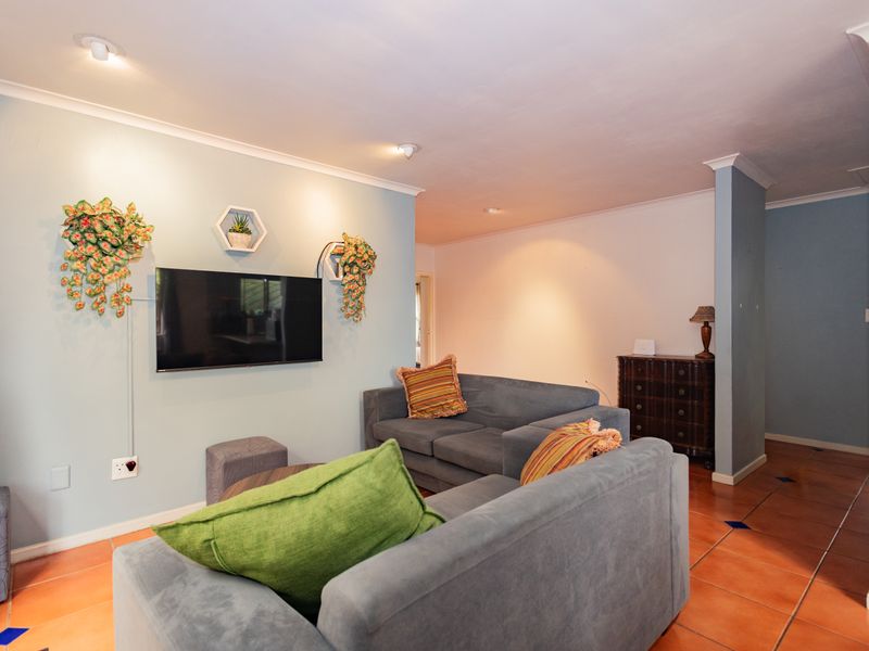 Charming 3 bedroom home with double garage and enclosed back garden - Photo 10