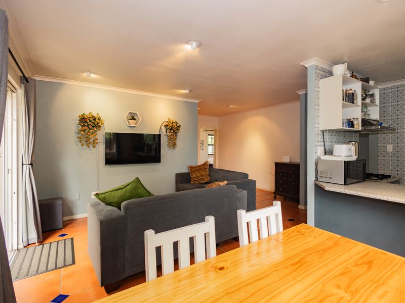 Charming 3 bedroom home with double garage and enclosed back garden - Photo 7