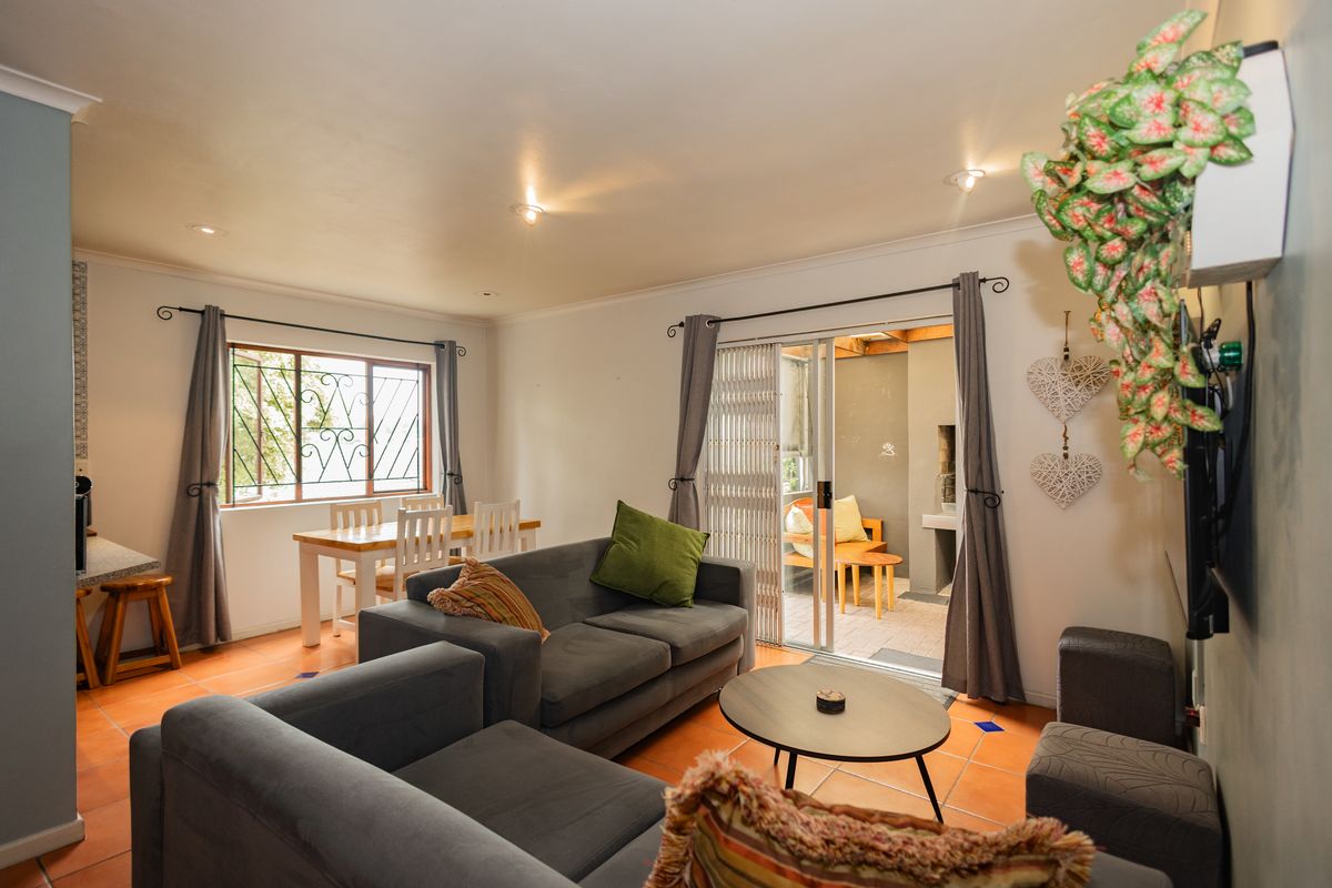 Charming 3 bedroom home with double garage and enclosed back garden - Photo 5