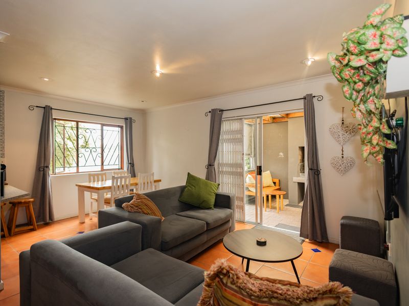 Charming 3 bedroom home with double garage and enclosed back garden - Photo 5