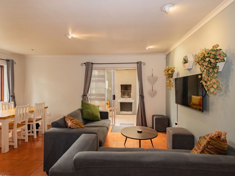 Charming 3 bedroom home with double garage and enclosed back garden - Photo 6