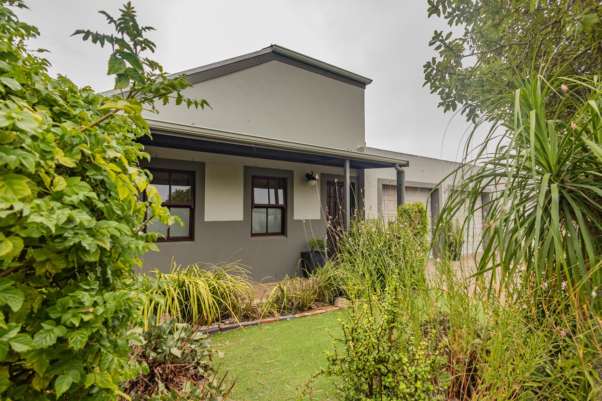 Charming 3 bedroom home with double garage and enclosed back garden - Photo 4