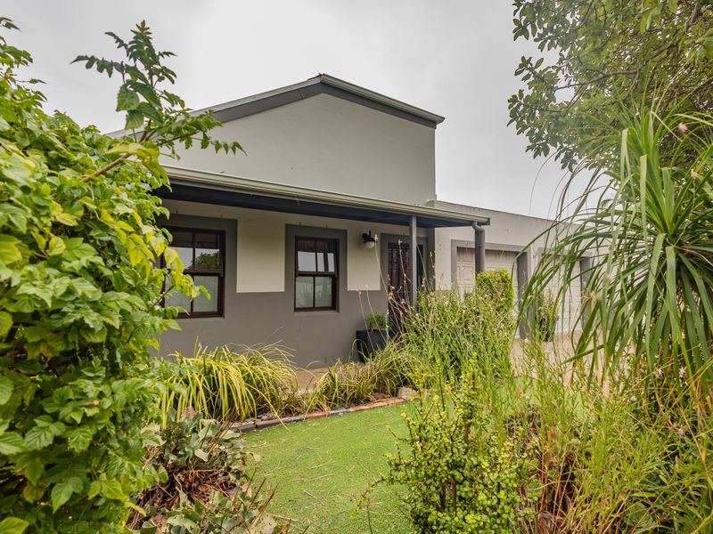 Charming 3 bedroom home with double garage and enclosed back garden - Photo 4