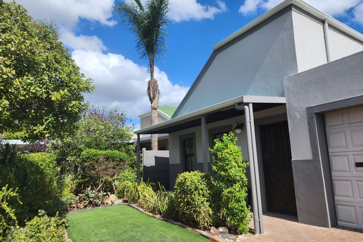 Charming 3 bedroom home with double garage and enclosed back garden - Photo 2