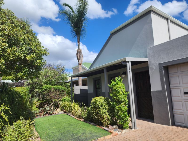 Charming 3 bedroom home with double garage and enclosed back garden - Photo 2