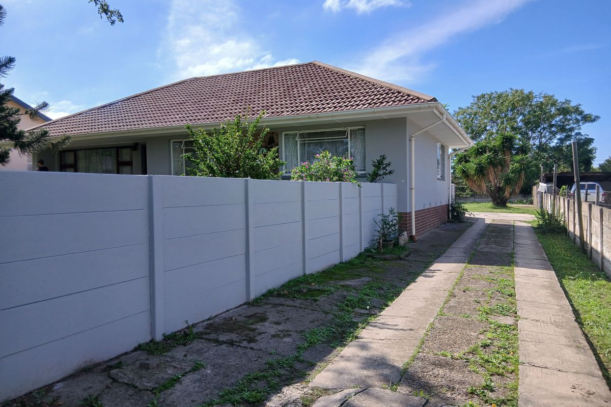 Spacious Family Home with Huge Yard and Development Potential. - Photo 4