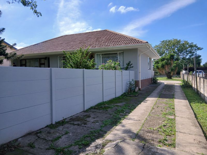 Spacious Family Home with Huge Yard and Development Potential. - Photo 4