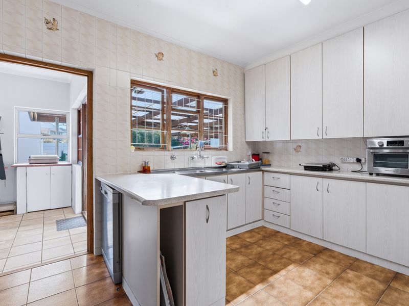 Versatile Family Home with Cottage, Pool & Prime Pinelands Location - Photo 10