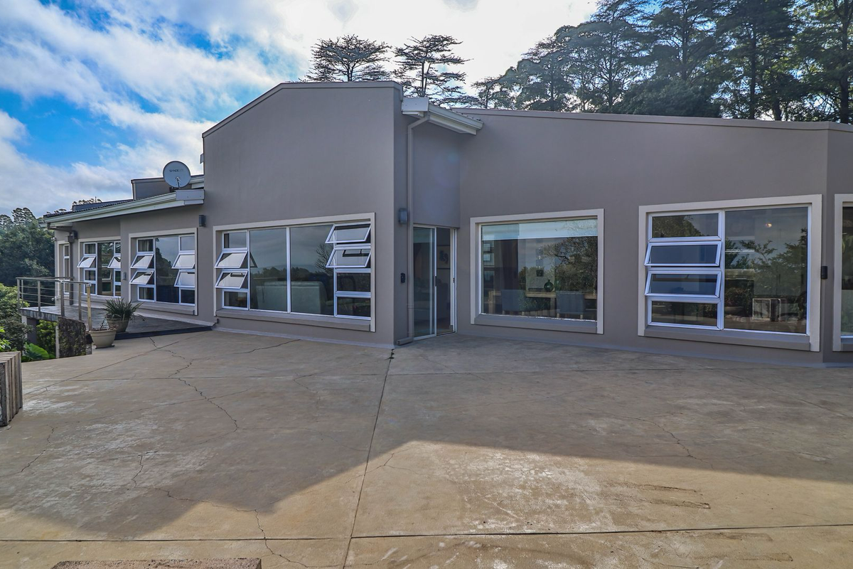 Stylish Living / Exceptional Views / Premium Position / Income Potential. - Photo 2