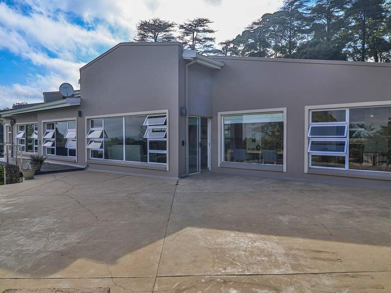 Stylish Living / Exceptional Views / Premium Position / Income Potential. - Photo 2