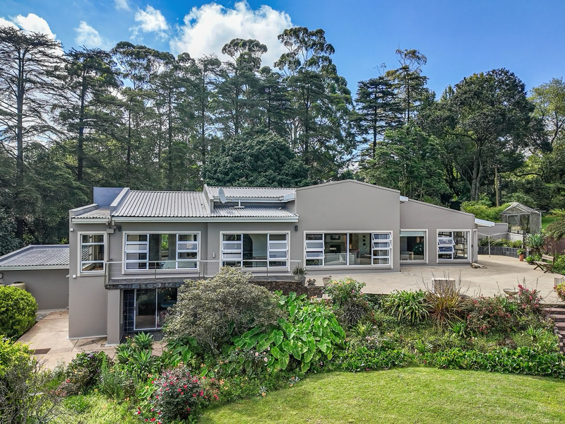 Stylish Living / Exceptional Views / Premium Position / Income Potential. - Photo 1