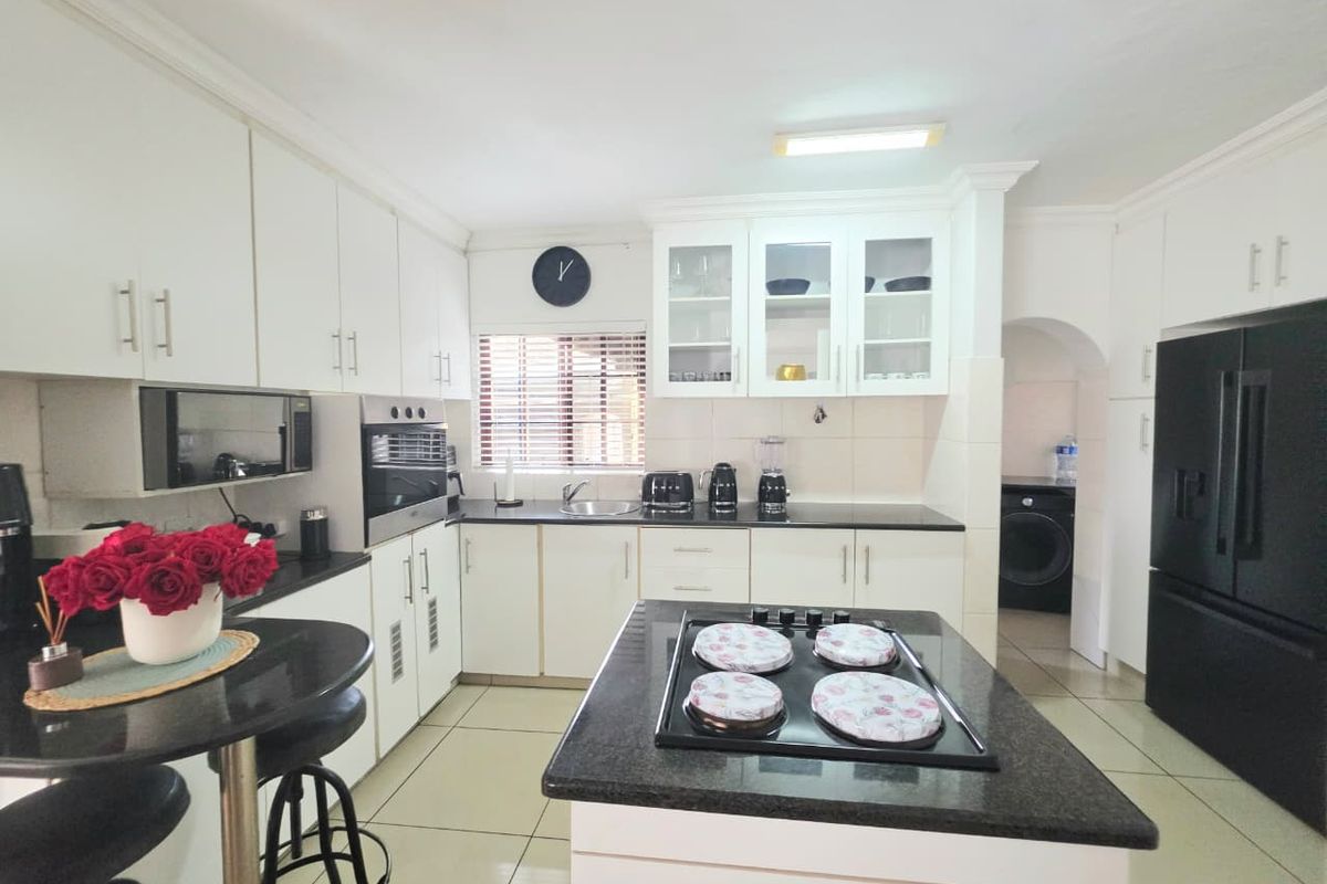 3 bedroom Apartment - Photo 2