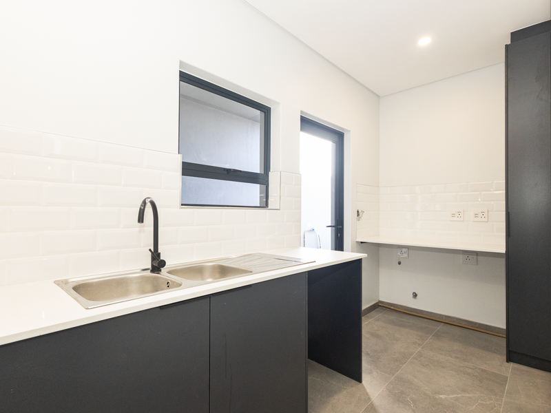 Newly Constructed 4 Bed Family Home! - Photo 9
