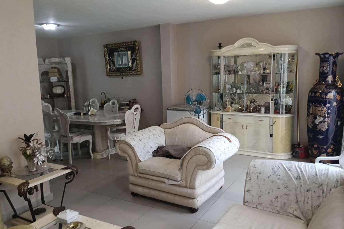 Stunning Upmarket Family Home with Garage and private courtyard. - Photo 4