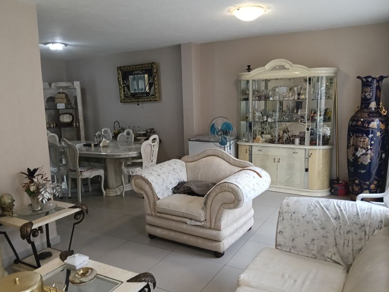 Stunning Upmarket Family Home with Garage and private courtyard. - Photo 4