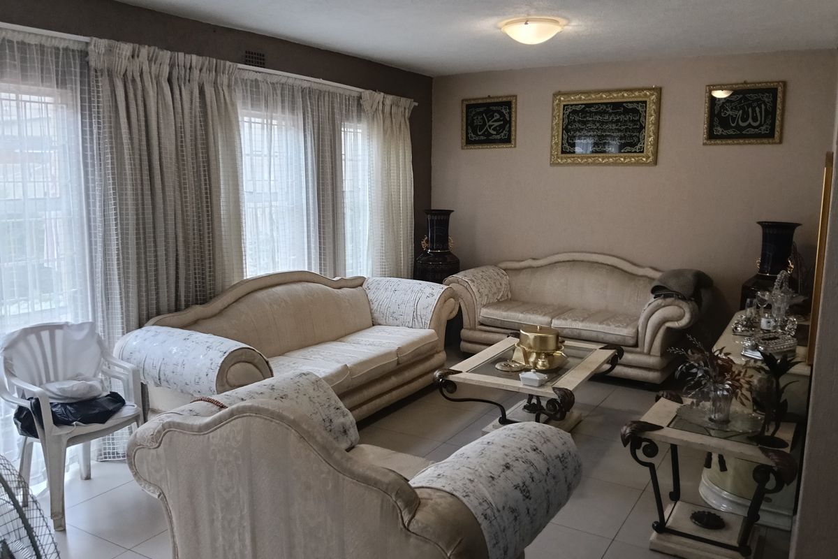 Stunning Upmarket Family Home with Garage and private courtyard. - Photo 2