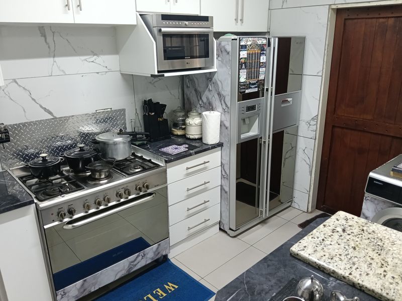 Stunning Upmarket Family Home with Garage and private courtyard. - Photo 7