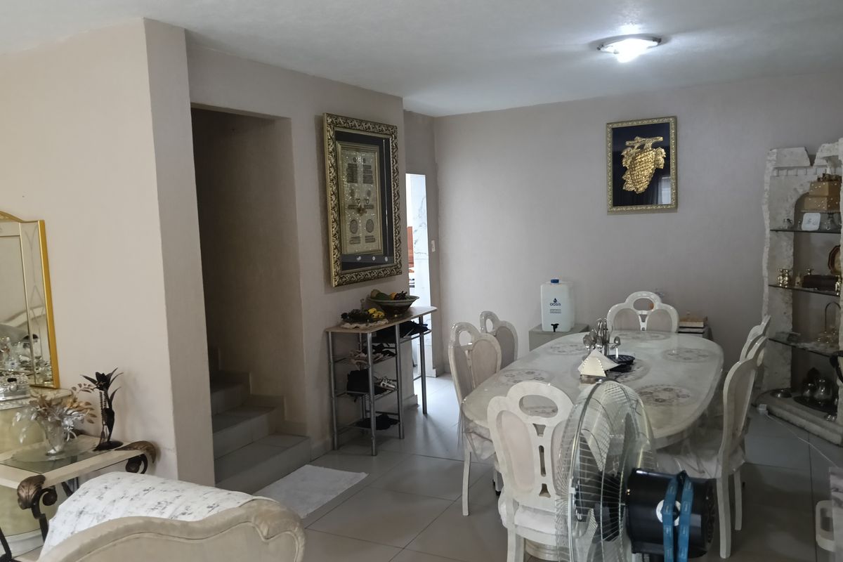 Stunning Upmarket Family Home with Garage and private courtyard. - Photo 3