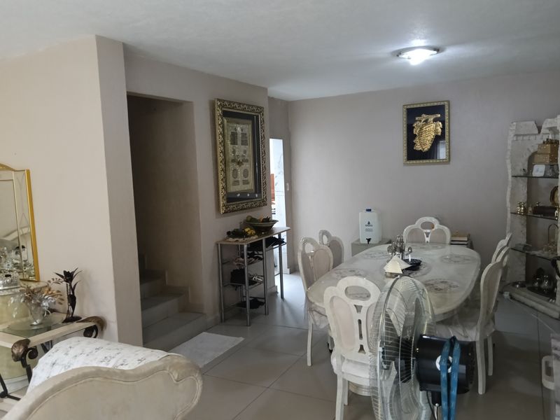 Stunning Upmarket Family Home with Garage and private courtyard. - Photo 3