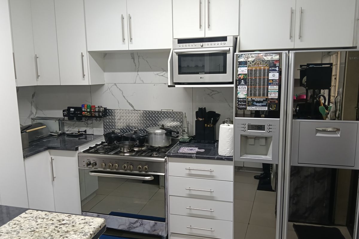 Stunning Upmarket Family Home with Garage and private courtyard. - Photo 5