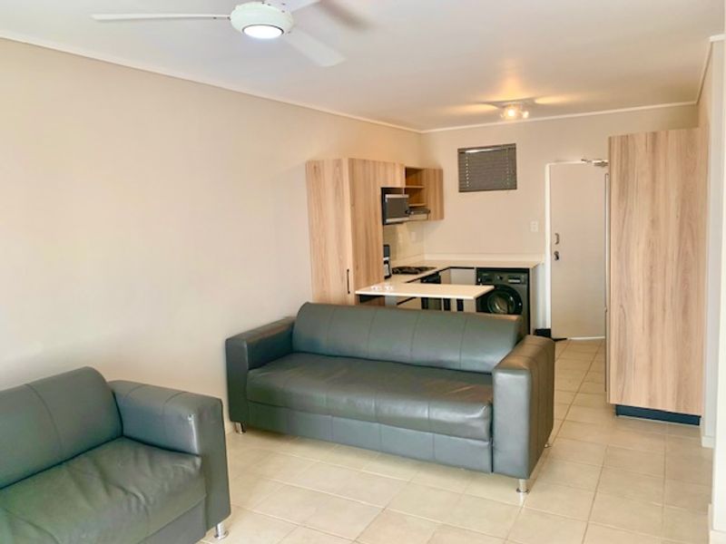 STYLISH 3RD FLOOR, 2 BEDROOM, 2 BATHROOM APARTMENT - FULLY FURNISHED WITH MODERN APLIANCES - Photo 10