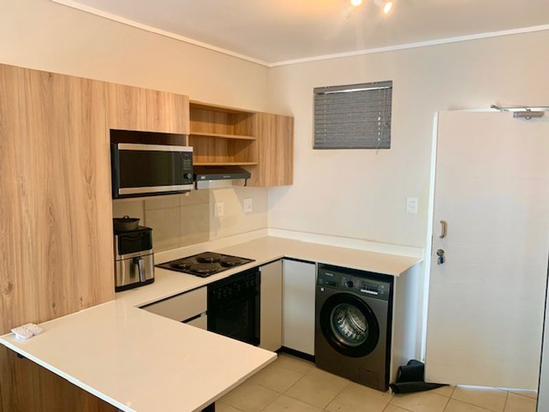 STYLISH 3RD FLOOR, 2 BEDROOM, 2 BATHROOM APARTMENT - FULLY FURNISHED WITH MODERN APLIANCES - Photo 7