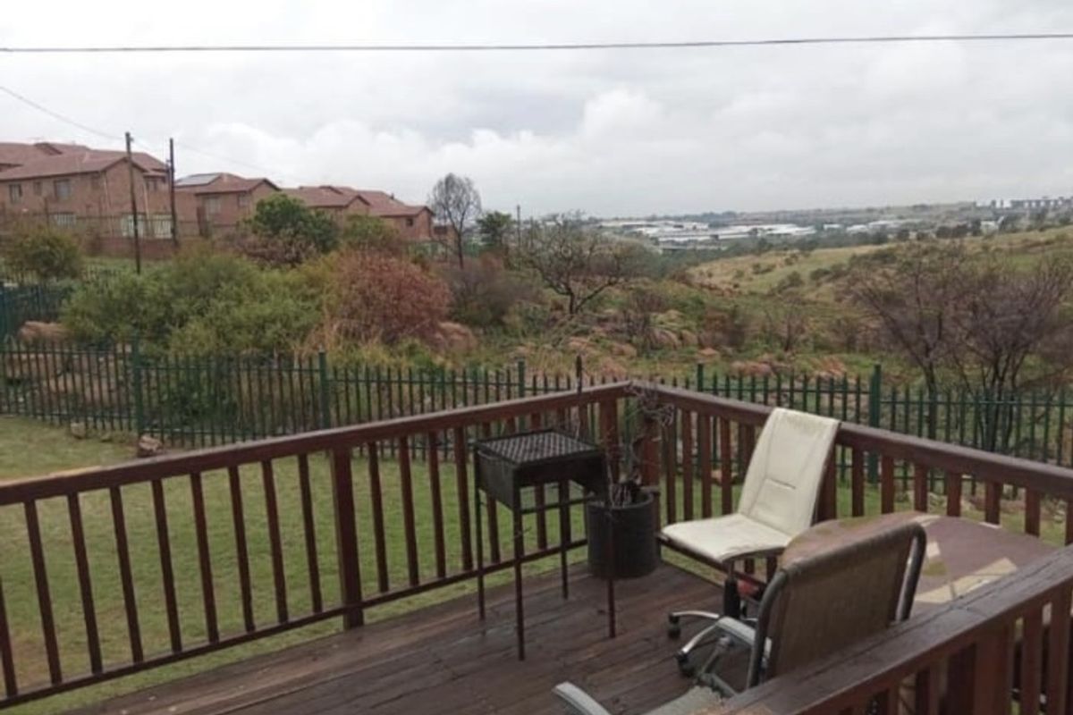 Secure, Stylish & Surrounded by Nature – Cane Creek Living at Its Best - Photo 2