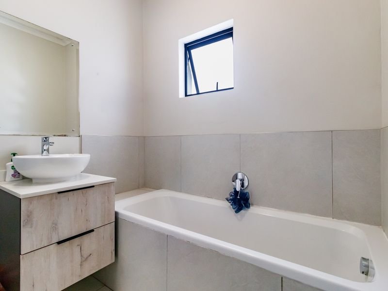 Modern 2-Bedroom Apartment in Prime Midrand Location – 93 on New - Photo 8