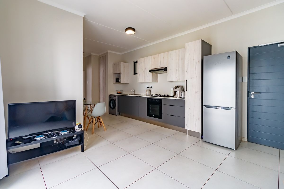 Modern 2-Bedroom Apartment in Prime Midrand Location – 93 on New - Photo 2