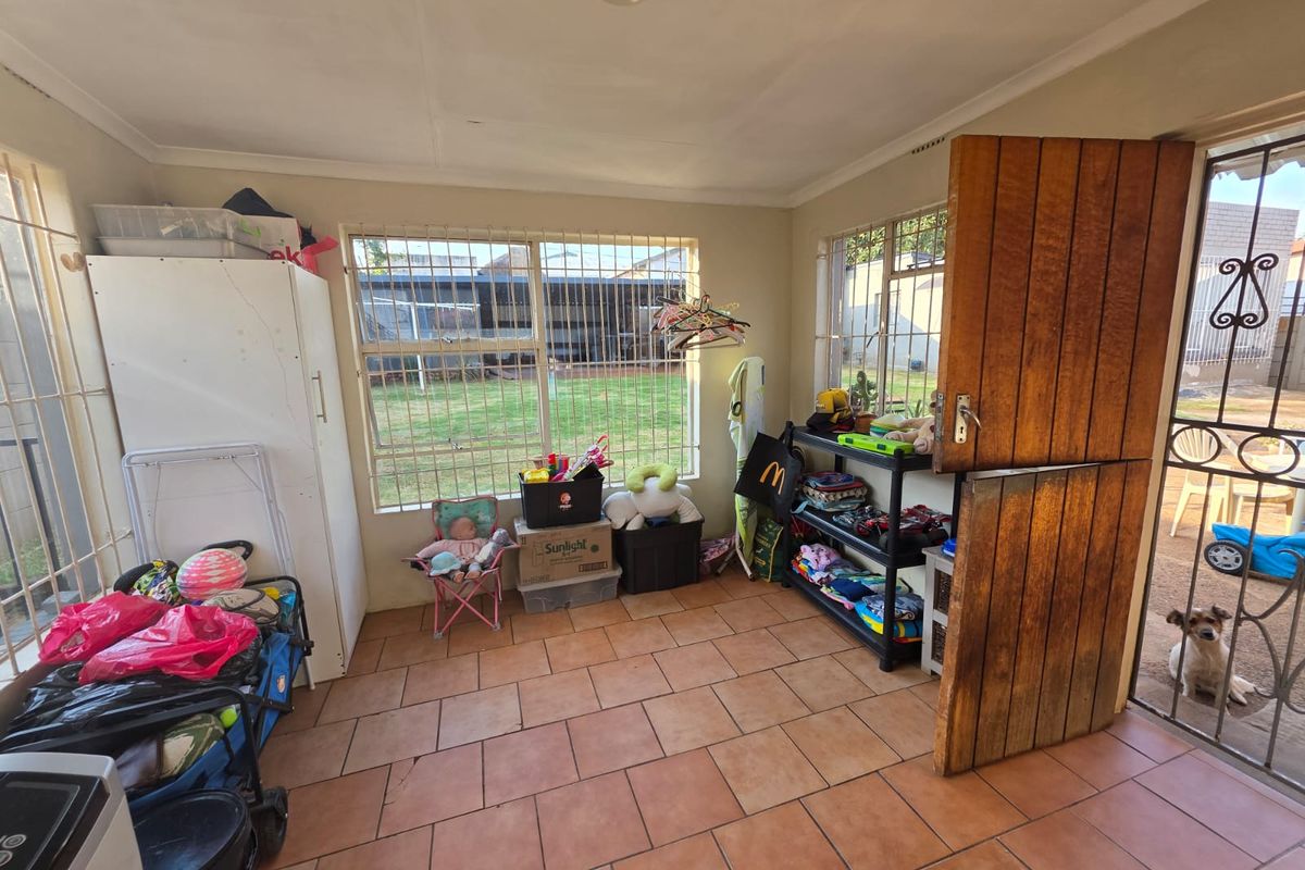 Warm & Welcoming Family Home in a Secure, Convenient Location - Photo 4