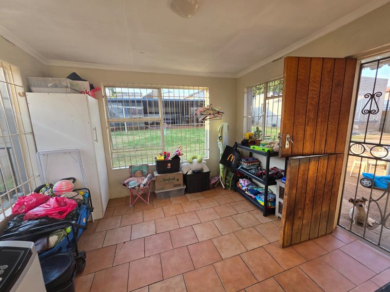 Warm & Welcoming Family Home in a Secure, Convenient Location - Photo 4