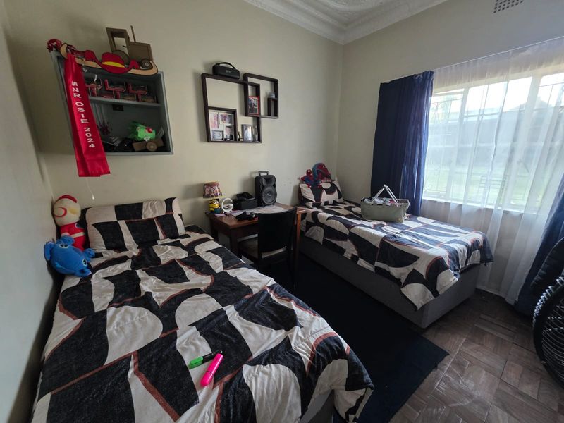 Warm & Welcoming Family Home in a Secure, Convenient Location - Photo 10