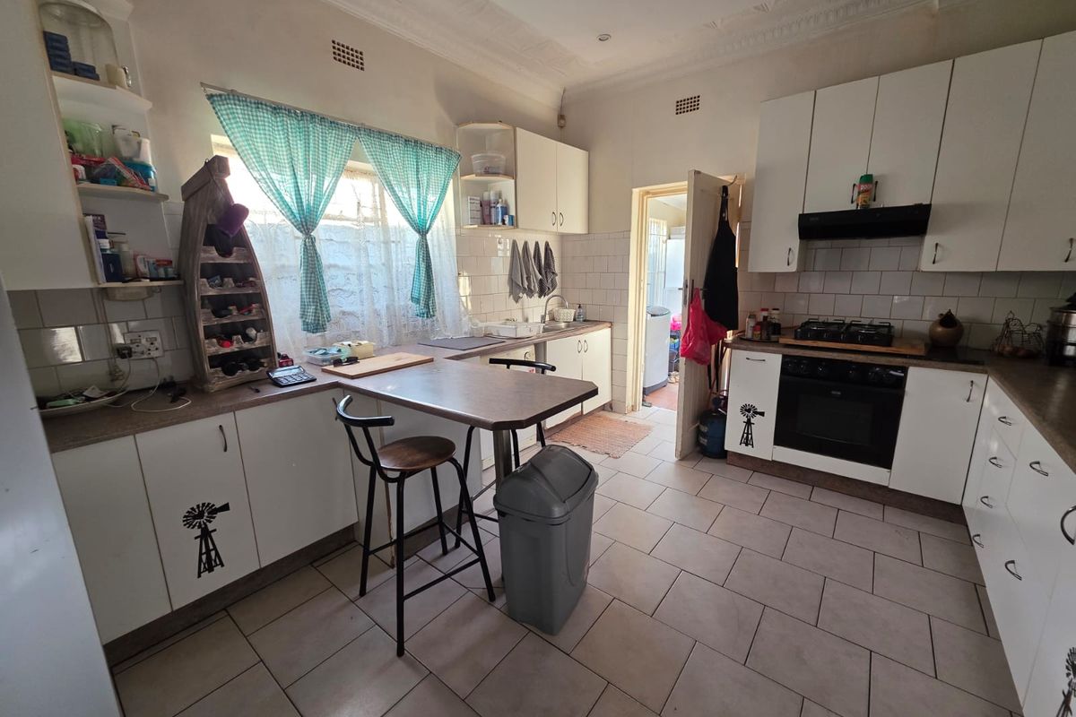 Warm & Welcoming Family Home in a Secure, Convenient Location - Photo 2