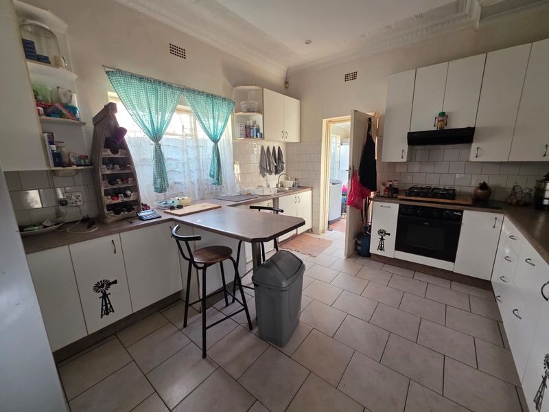 Warm & Welcoming Family Home in a Secure, Convenient Location - Photo 2