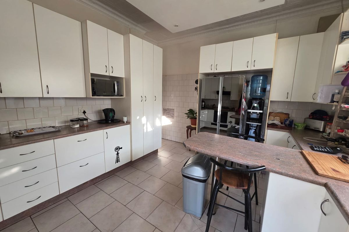 Warm & Welcoming Family Home in a Secure, Convenient Location - Photo 3