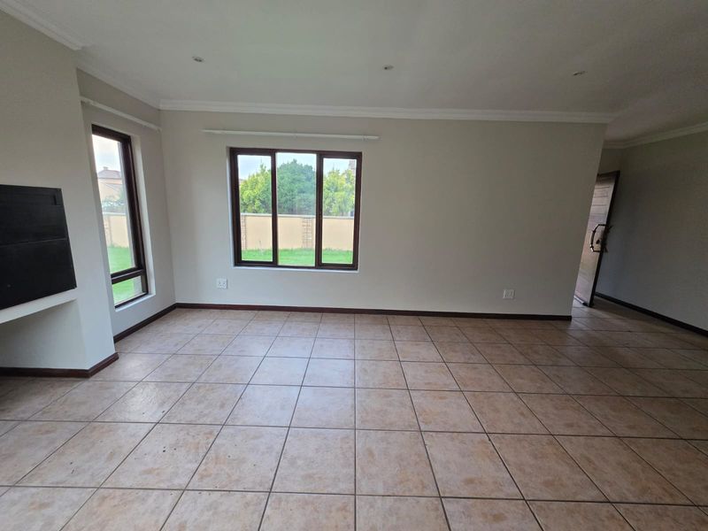 Majestic Modern 3-Bedroom Cluster with Spacious Yard - Photo 7