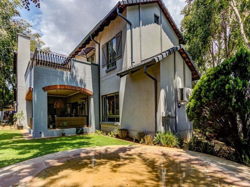 Spacious Family Living in Sought-After Sunward Park with Entertainer’s Appeal & Top Security - Photo 2